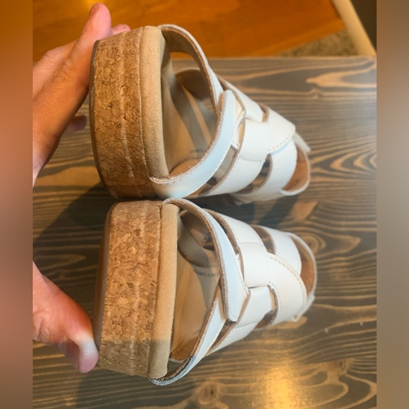 Clarks like new Women's Giselle Beach Wedge Sandal white leather 9 3” heel - Picture 12 of 13